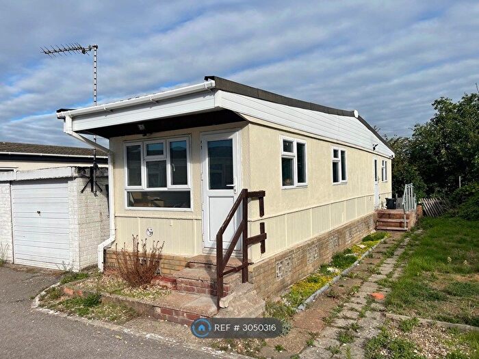 2 Bedroom Park Home To Rent In Mere Oak Park, Reading, RG7