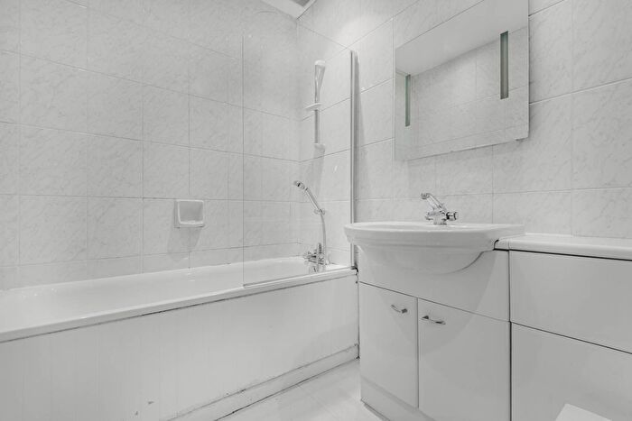 5 Bedroom Town House To Rent In Howards Lane, Putney, London, SW15