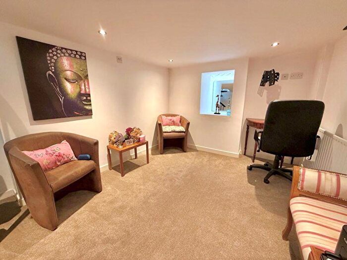 2 Bedroom Cottage For Sale In High Street, Toddington, LU5