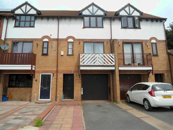 2 Bedroom Property To Rent In Tintagel Gardens, Strood, Rochester, ME2