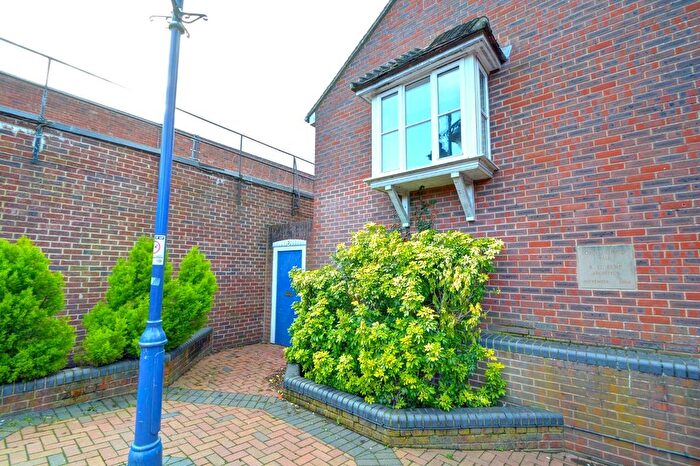 1 Bedroom Flat To Rent In High Street, Alton, Hampshire, GU34