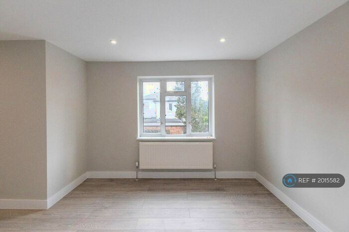 Studio To Rent In Meadow Way, Addlestone, KT15