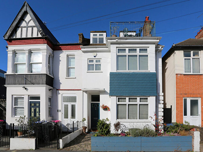 4 Bedroom Semi-Detached House For Sale In Leigham Court Drive, Leigh-on-sea, SS9