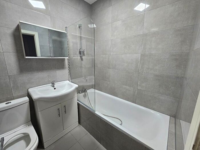 3 Bedroom Flat To Rent In Southwark Park Road, London, SE16