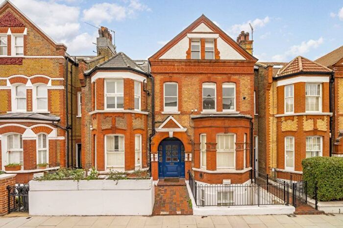 1 Bedroom Flat For Sale In Lavender Gardens, Clapham Common North Side, SW11