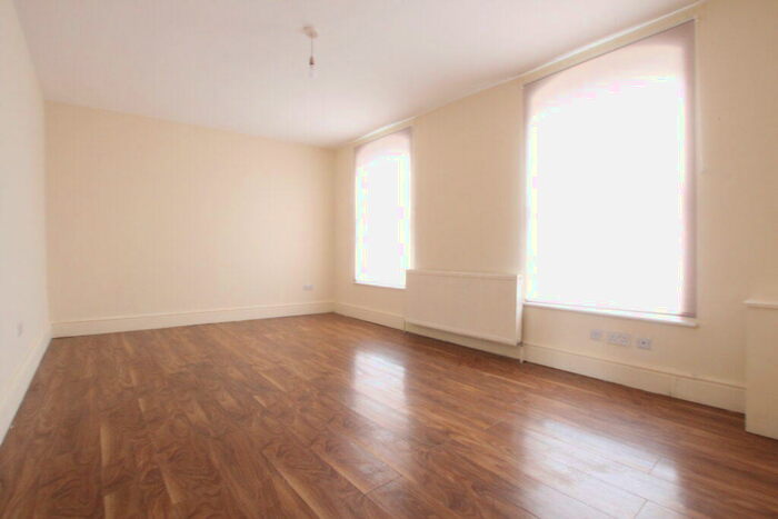 4 Bedroom Flat To Rent In Bowes Road, Arnos Grove, N11