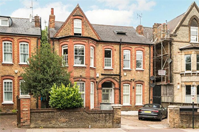 2 Bedroom Apartment To Rent In Bedford Hill, London, SW12