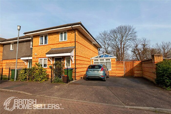 3 Bedroom Semi Detached House For Sale In Stanley Close, London, SE9