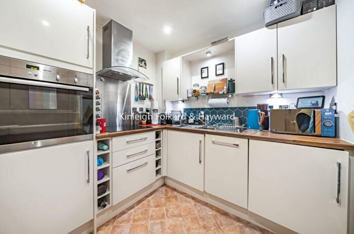 2 Bedroom Flat To Rent In Oakwood Avenue, Beckenham, Kent, BR3