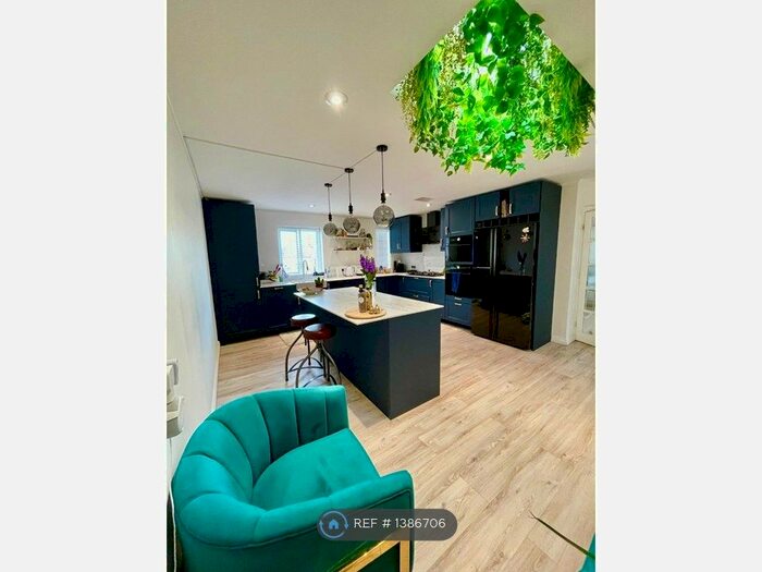 2 Bedroom Flat To Rent In Woodford Avenue, Ilford, IG2