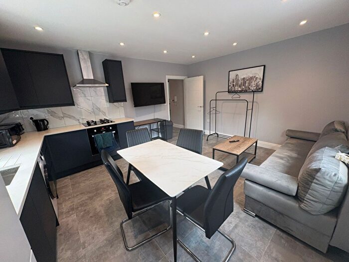 2 Bedroom Flat To Rent In Crescent Drive, Aldershot, GU12
