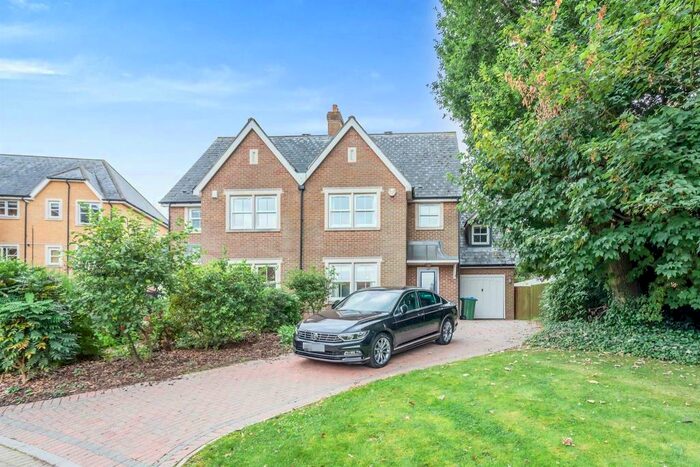 4 Bedroom House To Rent In Waglands Garden, Buckingham, MK18