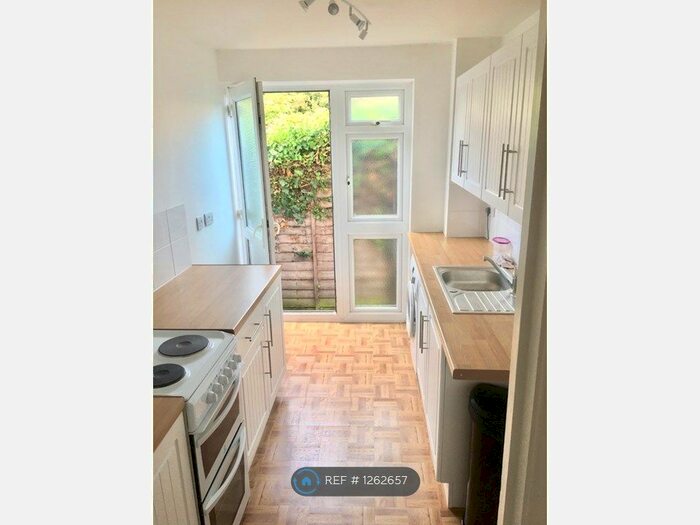 1 Bedroom Flat To Rent In Ashwood Avenue, Rainham RM13