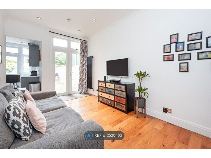 2 Bedroom Flat To Rent In Park Avenue, Mitcham, CR4