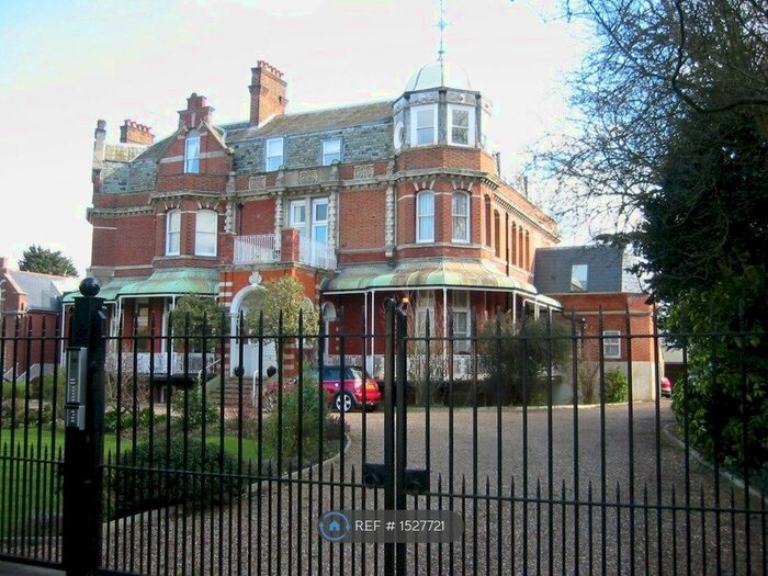 2 Bedroom Flat To Rent In Putney Hill, London, SW15