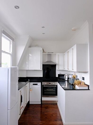 3 Bedroom Flat To Rent In Kirkley Road, London, SW19