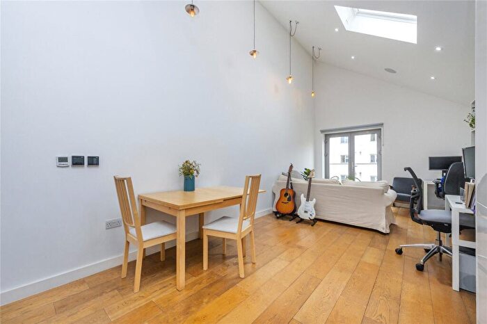 2 Bedroom Flat To Rent In Oasis Court, Mile End Road, E1