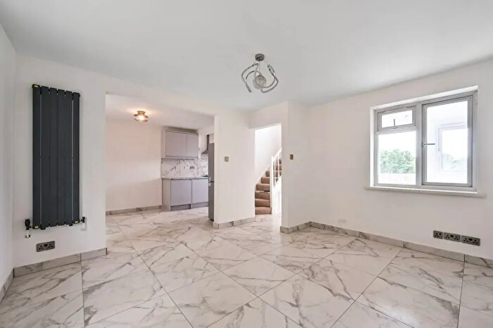 3 Bedroom End Terrace House For Sale In Coppetts Close, London, N12
