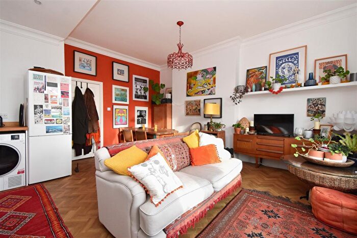 2 Bedroom Flat For Sale In Holmesdale Gardens, Hastings, TN34