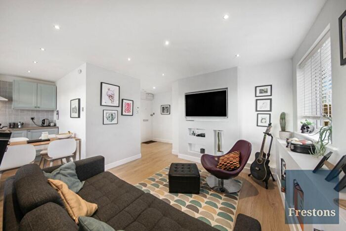 2 Bedroom Apartment For Sale In Swans Hope, Loughton, Essex, IG10