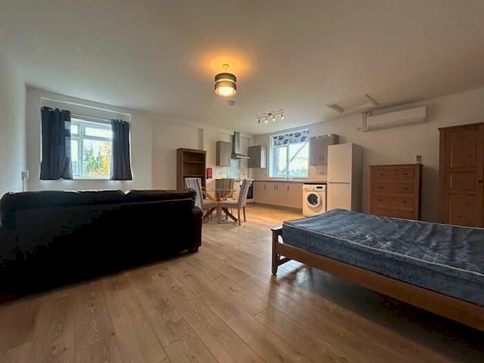 Studio To Rent In Lincoln Road, Peterborough, PE1