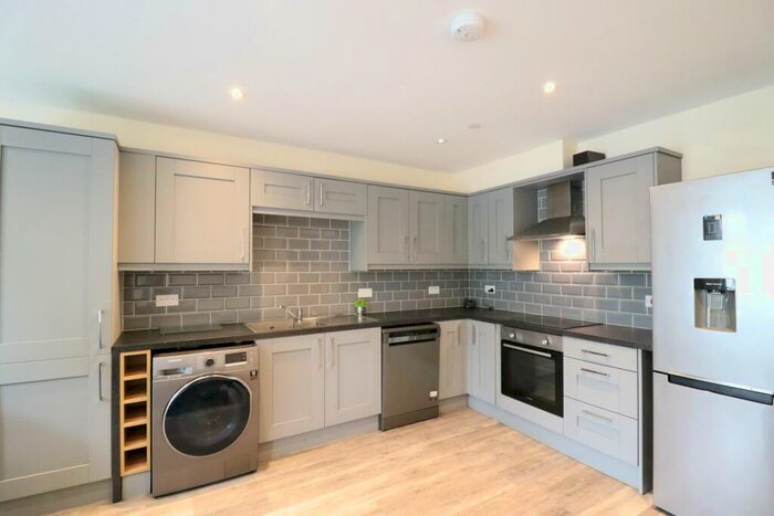 3 Bedroom Flat To Rent In Clare Road, Grangetown, Cardiff, CF11