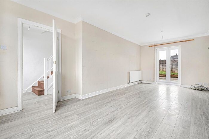 2 Bedroom End Of Terrace House For Sale In Long Furlong Drive, Slough, SL2
