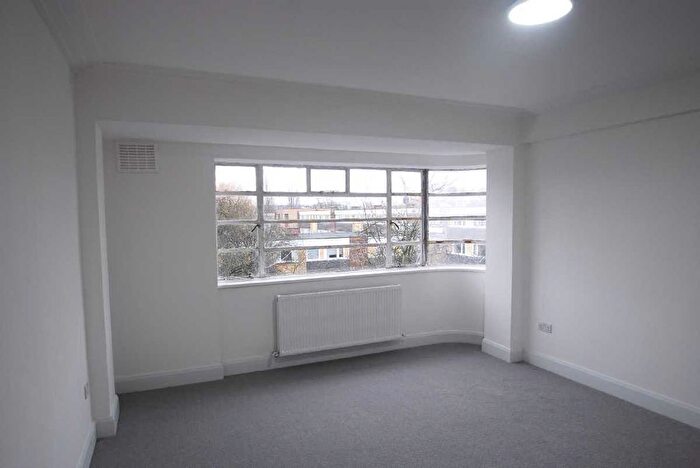 3 Bedroom Flat To Rent In Oman Avenue, Cricklewood, NW2