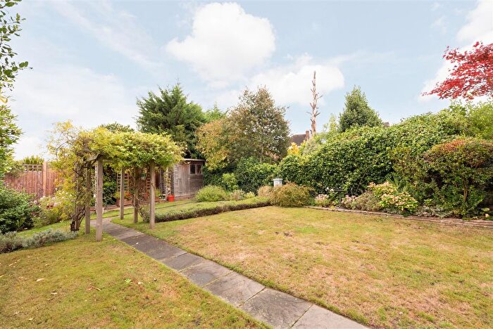 5 Bedroom Semi-Detached House For Sale In Townsend Avenue, London, N14