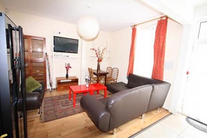 5 Bedroom Property To Rent In Luxurious Double Bedroom, Bathroom Hmo Licensed Student House - Take A Virtual ° Tour Now!!, M13