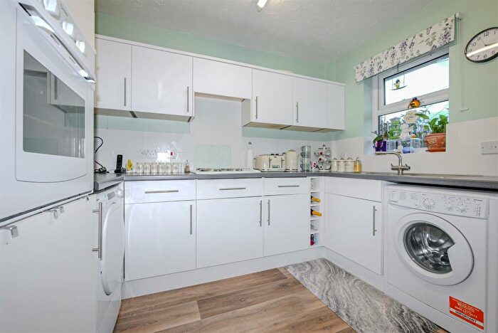 2 Bedroom Bungalow For Sale In Chiltern Close, Benson, OX10