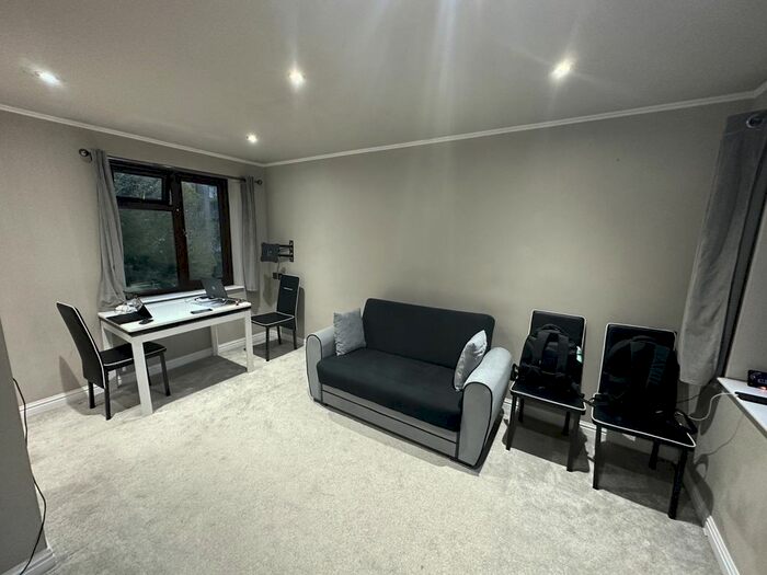 1 Bedroom Flat To Rent In Barnes Avenue, Southall, Greater London, UB2