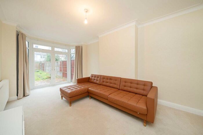 4 Bedroom Semi Detached House To Rent In Hendale Avenue, London, NW4