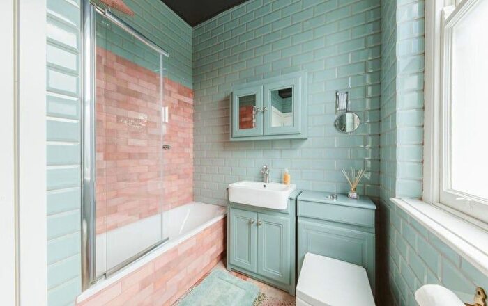 3 Bedroom Detached House For Sale In Cable Street, London, E1W