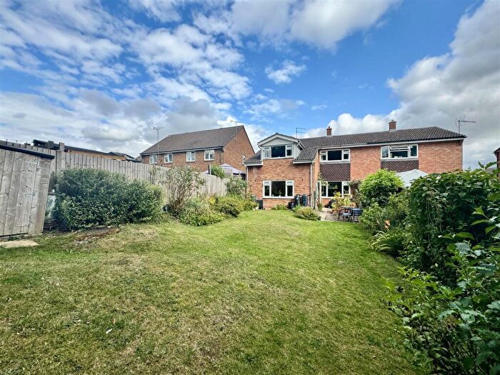 3 Bedroom Semi-Detached House For Sale In Hawthorn Way, Silsoe, MK45