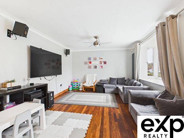 3 Bedroom End Of Terrace House For Sale In Callan Grove, South Ockendon, RM15