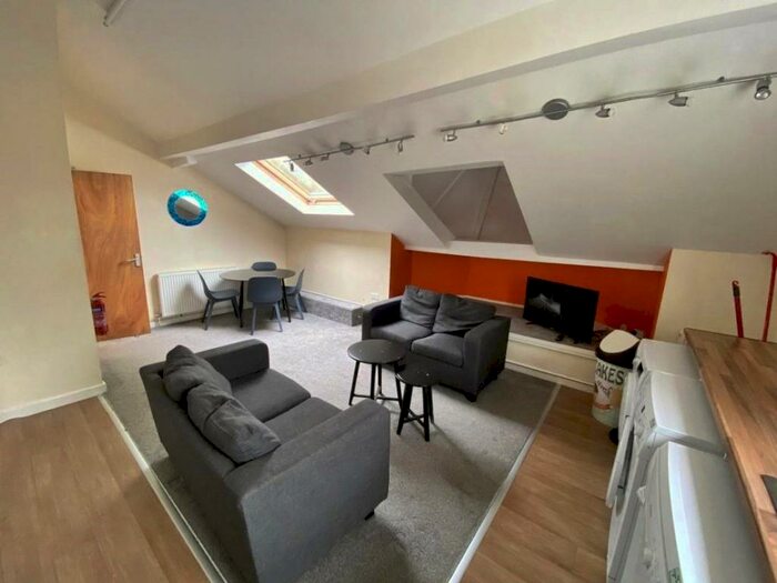 4 Bedroom Flat To Rent In Clifton Avenue, Manchester, Greater Manchester, M14