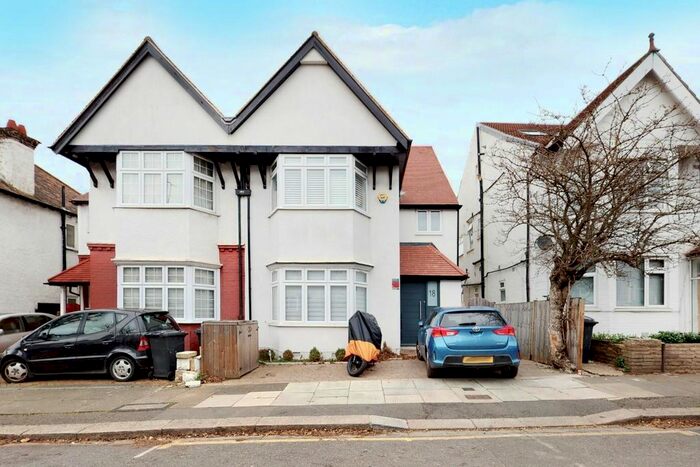 2 Bedroom Flat To Rent In St. Johns Road, London, NW11