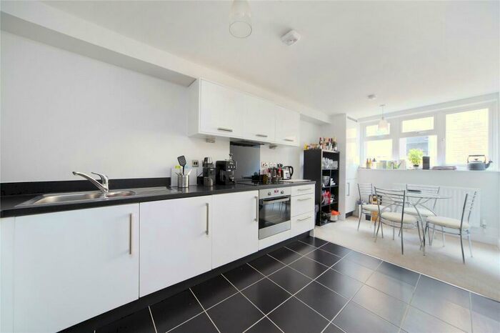 2 Bedroom Apartment To Rent In Limerick Close, Balham, London, SW12