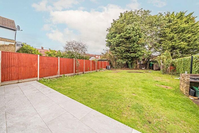 4 Bedroom Property To Rent In Princes Avenue, Tolworth, Surbiton, KT6