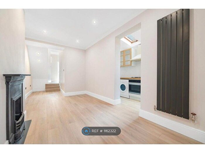 3 Bedroom Flat To Rent In Amies Street, London, SW11