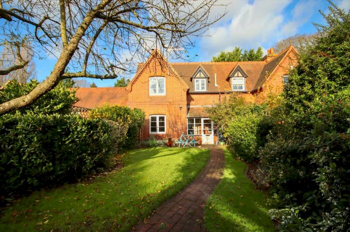 2 Bedroom House For Sale In Littlewick Green, Maidenhead, SL6