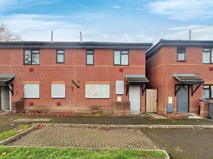 3 Bedroom Semi Detached House For Sale In Scott Trimmer Way, Hounslow, TW3