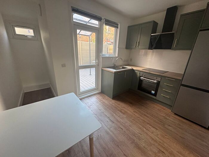 2 Bedroom Flat To Rent In Collingbourne Road, London, W12