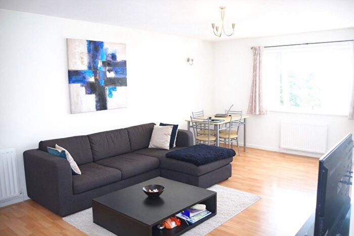 2 Bedroom Flat To Rent In Wheatley Close, London, NW4
