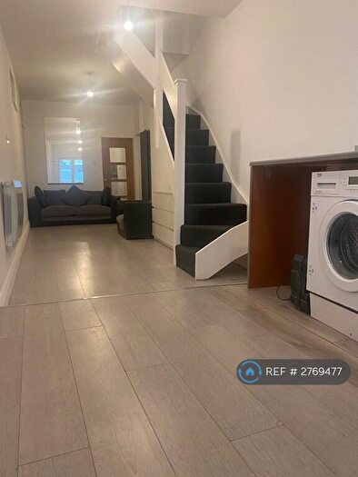 2 Bedroom Flat To Rent In Gants Hill, Ilford, IG1