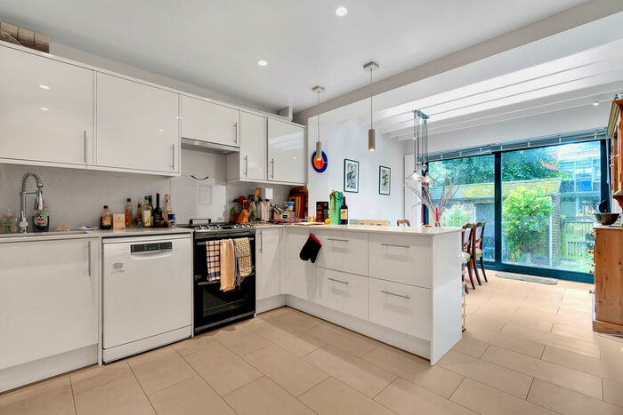 3 Bedroom Semi-Detached House To Rent In Highbury, N5