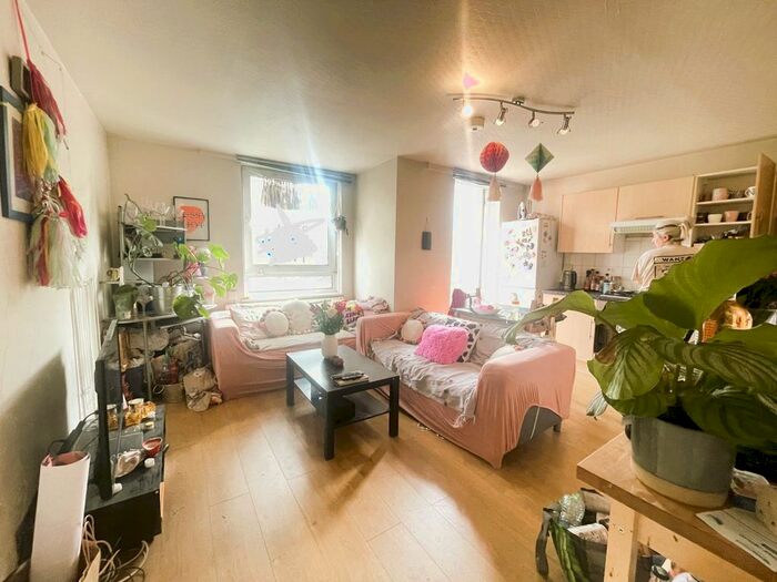 4 Bedroom Maisonette To Rent In Wallis Close, London, SW11