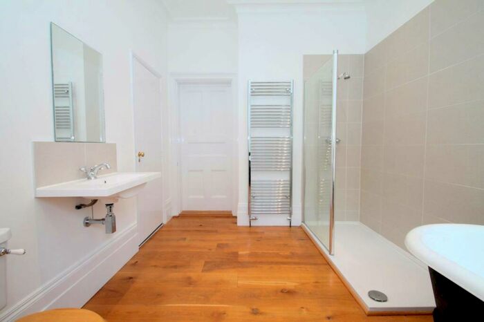 2 Bedroom Apartment To Rent In Bedroom First Floor Apartment In Caterham Valley, CR3