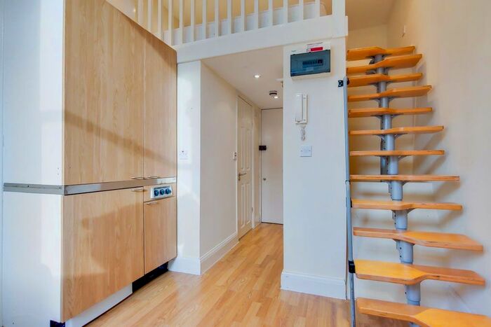 Studio To Rent In Gunterstone Road, West Kensington W14